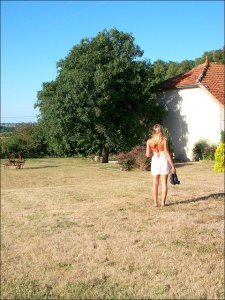 Toute nude.