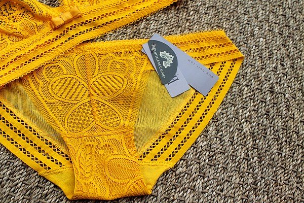 Soldes été Lingerie ensemble dentelle jaune