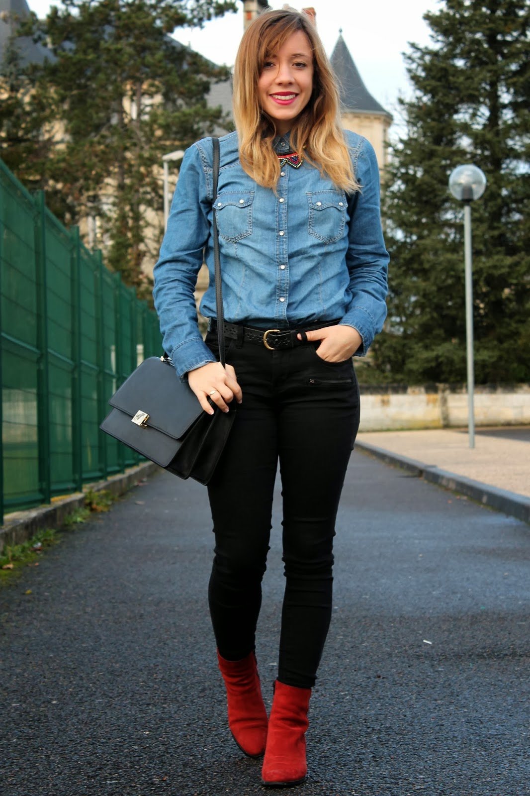 jupe en cuir avec chemise en jean