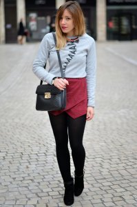 Le sweat gris qui crie