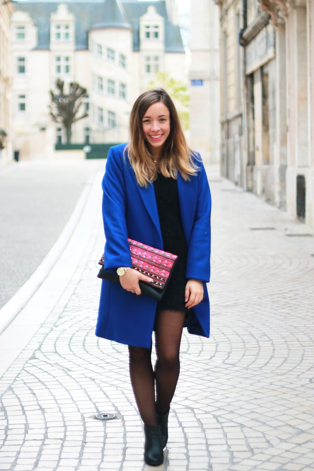 look avec manteau bleu marine