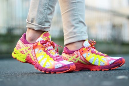 Running des villes en Asics Lady Gel Noosa via Sarenza