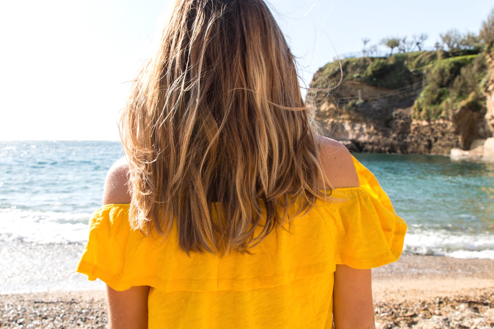 robe jaune cheveux blonds