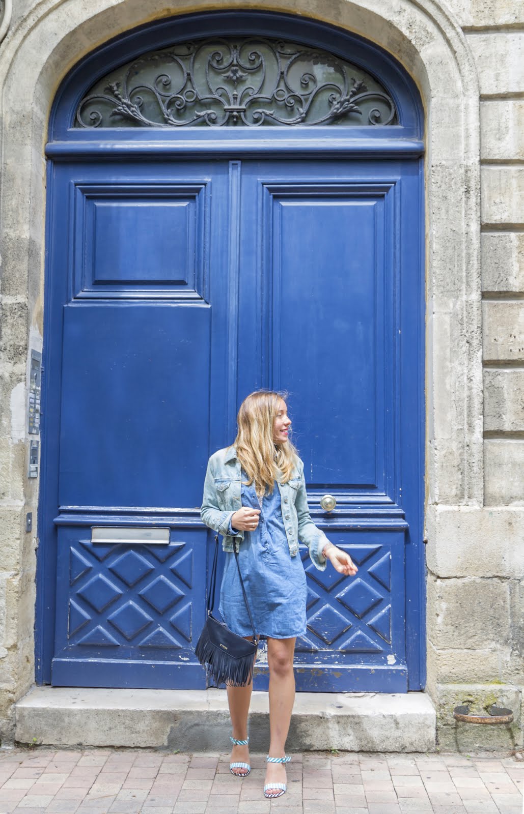 Porte immeuble bleu bordeaux