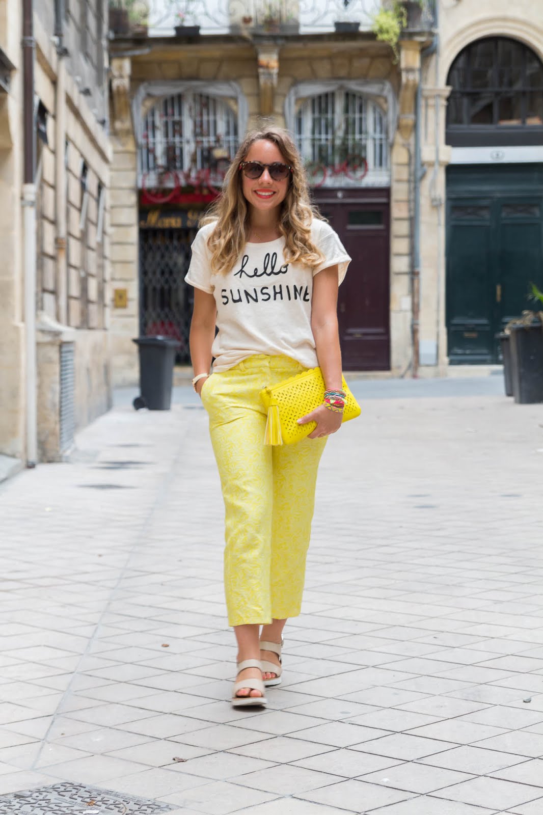 tenue du jour pantalon jaune