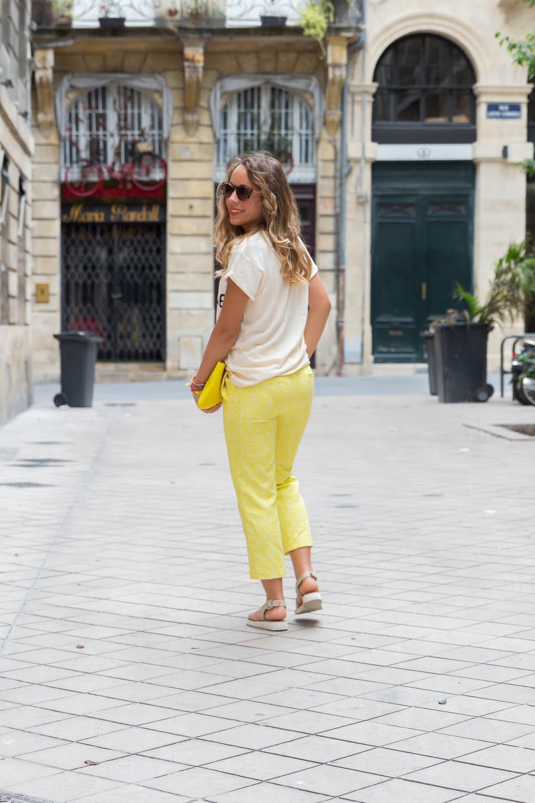 comment porter le pantalon jaune