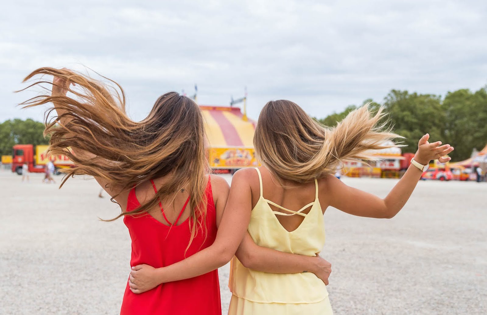 Look DUO Amies blonde brune cheveux