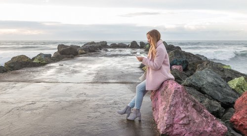 Manteau rose pastel à l&rsquo;océan