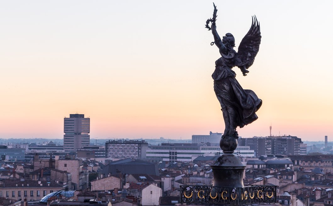 quinconces statue visiter bordeaux