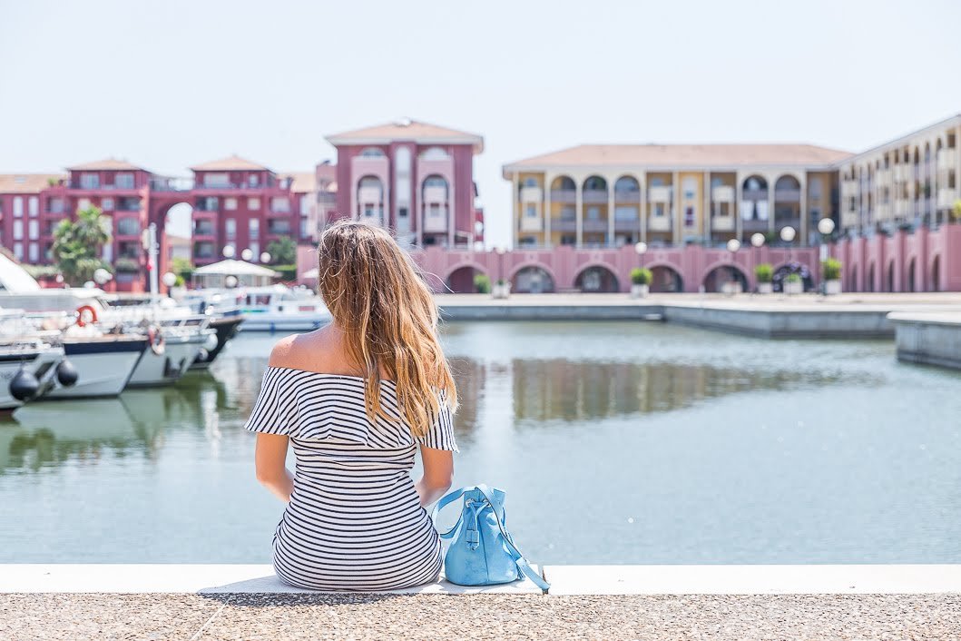 photo dans un port avec robes à rayures