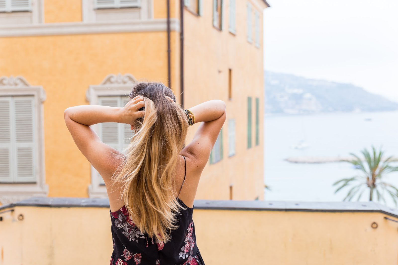 Balade à Menton en robe noire fluide