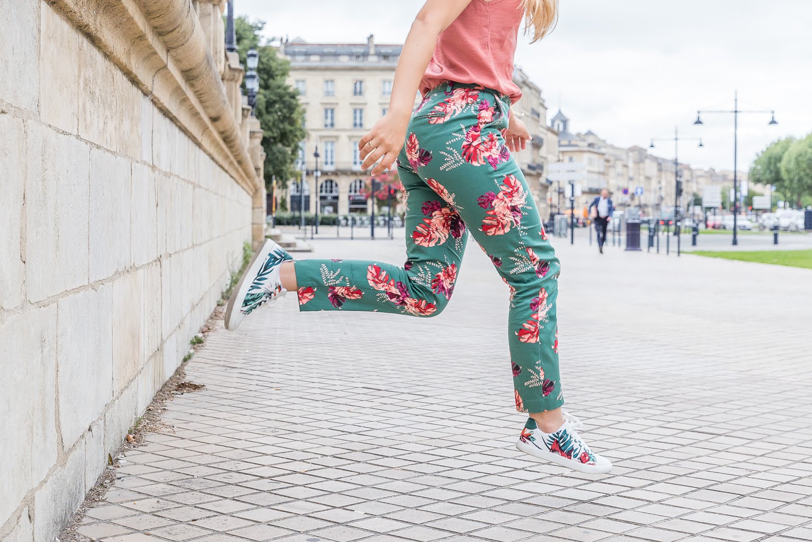 Pantalon à fleurs imprimé tropical