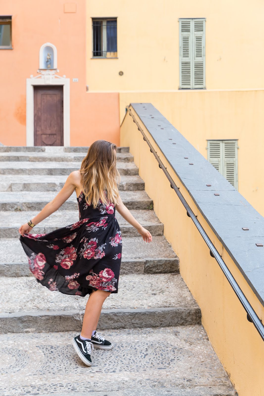 Robe noire mi-longue à fleurs fluide