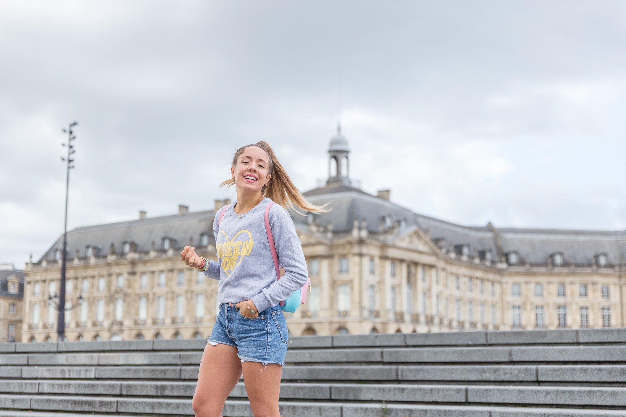 Blogueuse mode sweat gris