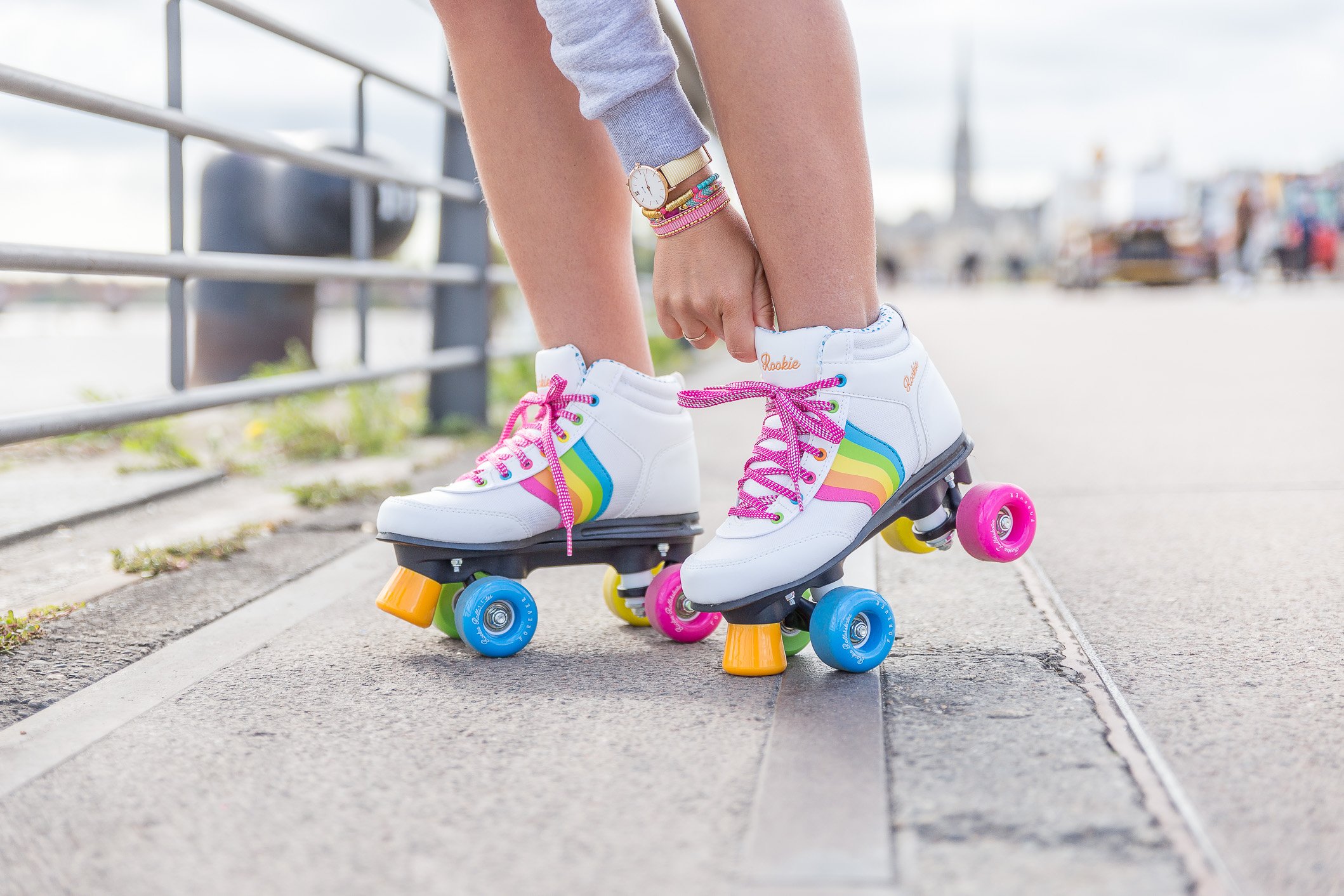 Un Garçon Essaie De Se Relever Du Sol Après être Tombé Avec Des Patins à  Roulettes.