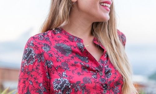 chemise imprimée à fleurs rouges