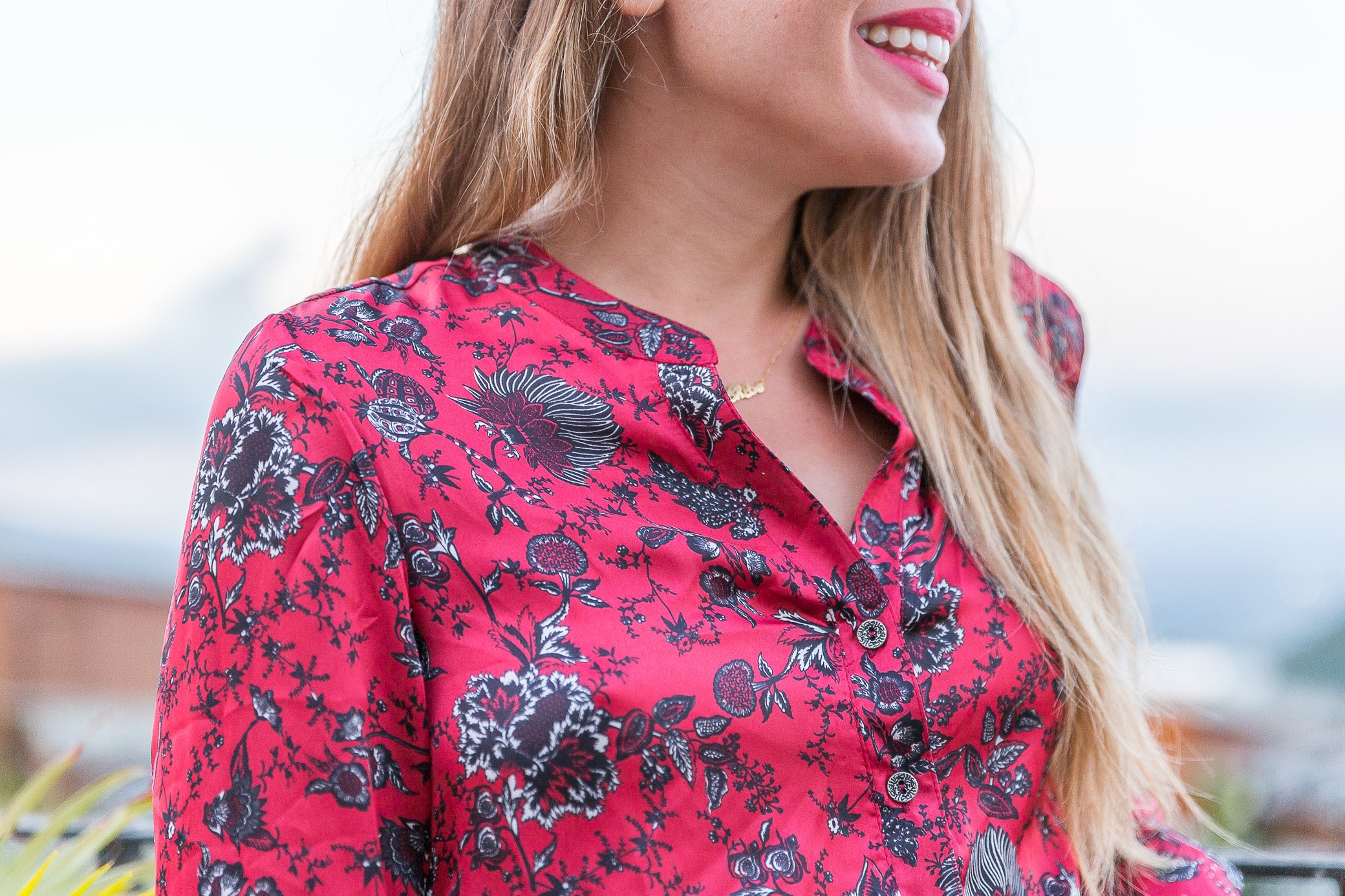 chemise imprimée à fleurs rouges