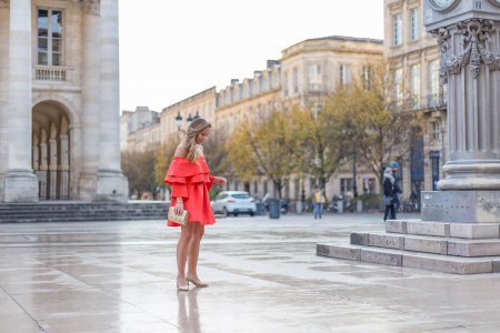 La plus colorée de la soirée en robe de fête rouge !