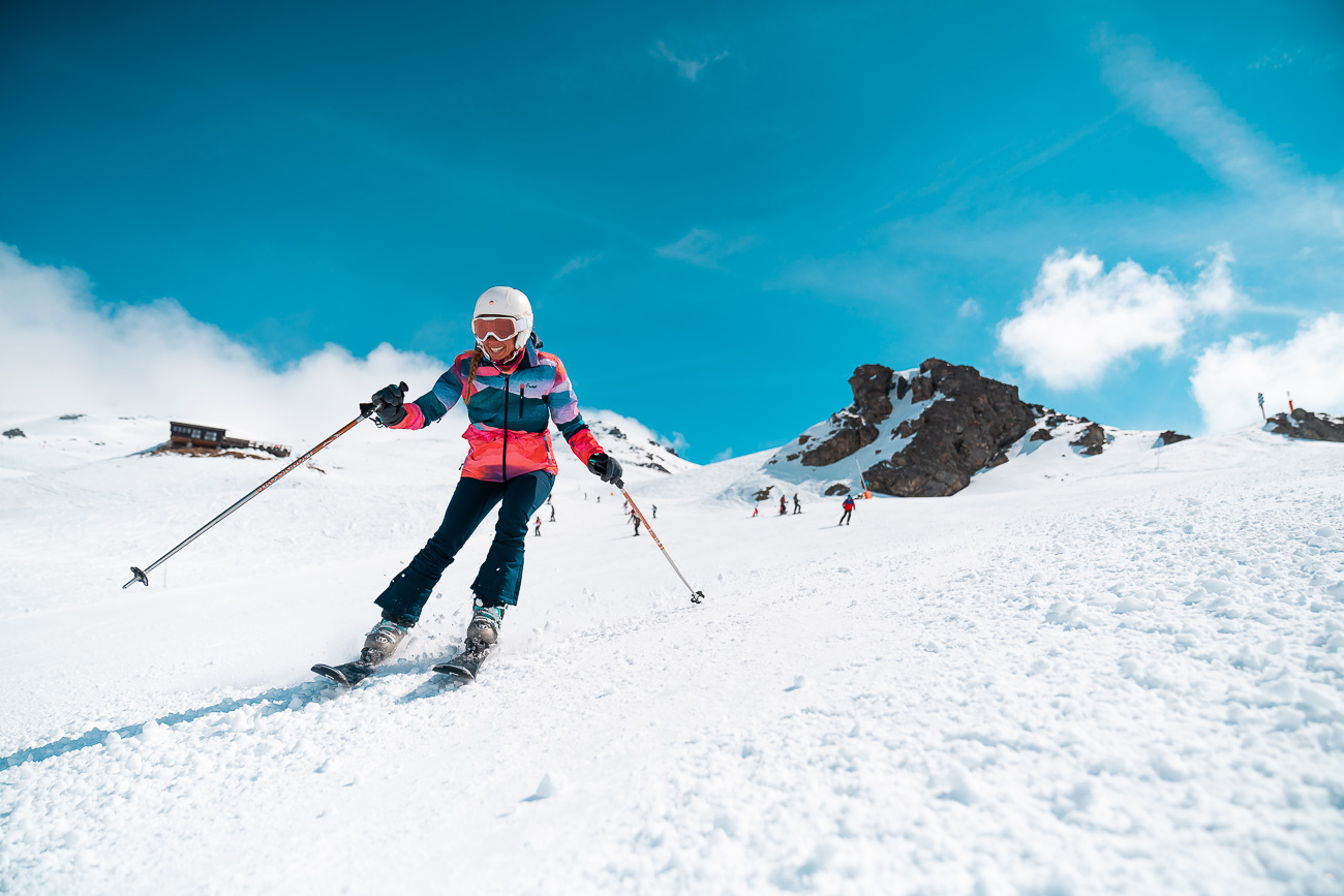 sélection de tenues de ski colorées pour cet hiver
