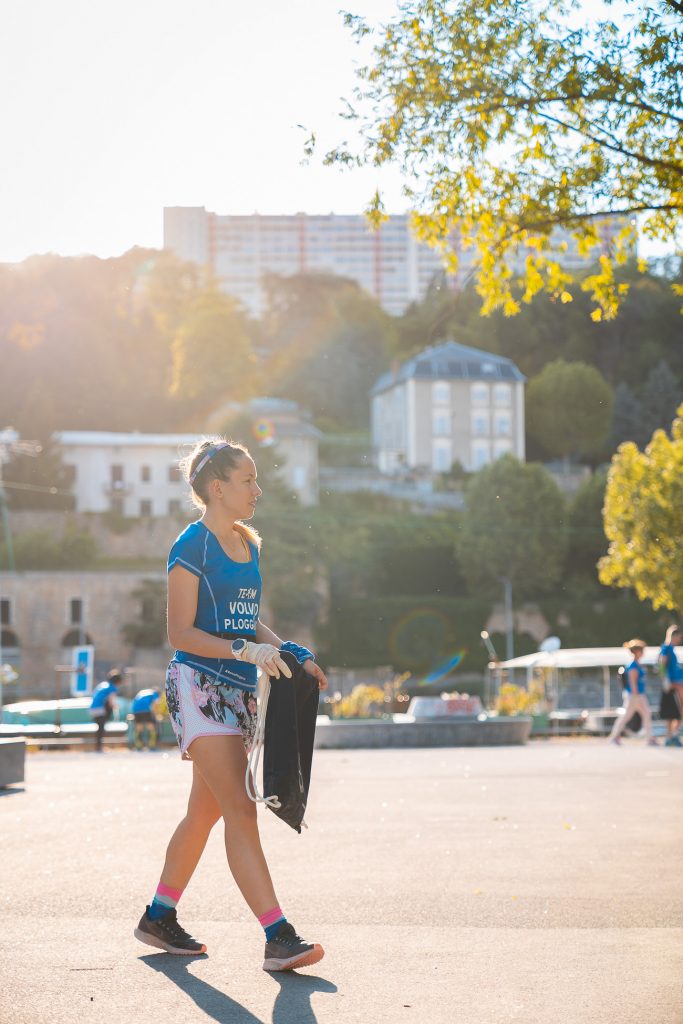 influenceur qui ramasse des déchets