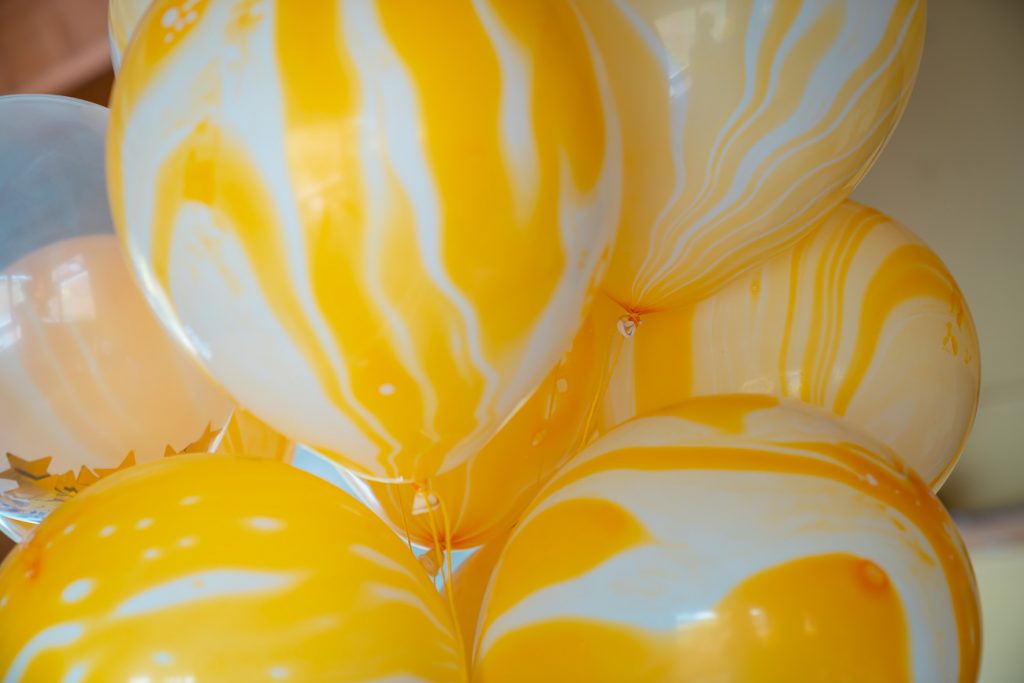 ballons jaunes gonflés à l'helium