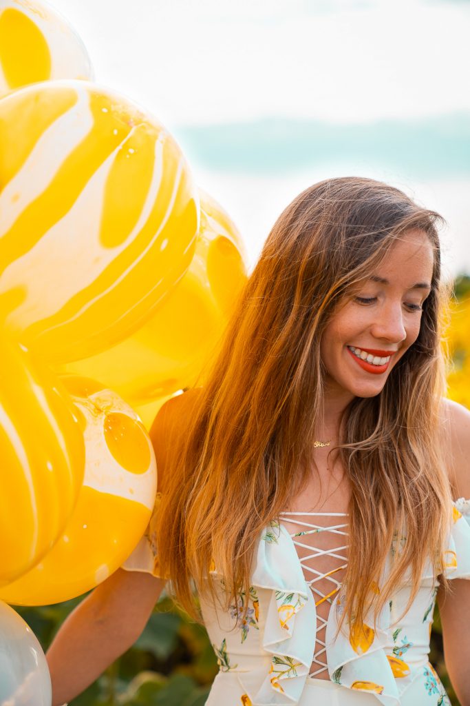 influenceuse photo ballons jaunes