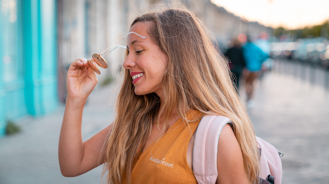 influenceuse instagram sourire lunettes rayban