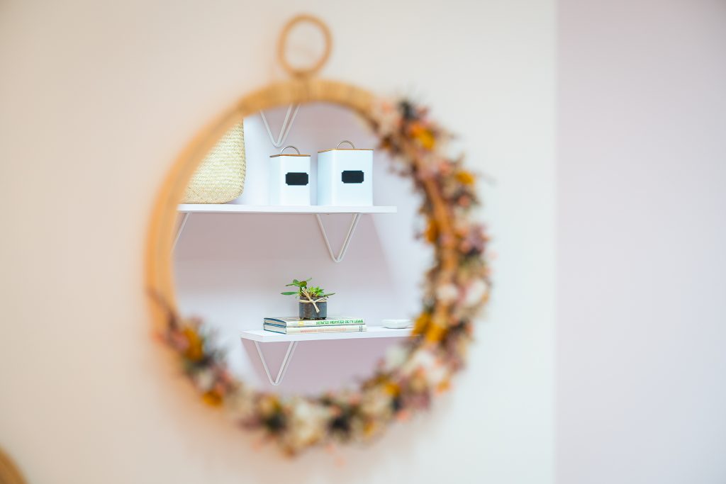 décoration de notre chambre sur mesure miroir fleurs séchées