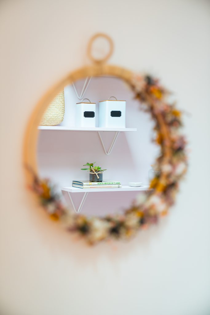 miroir en bois et fleurs séchées