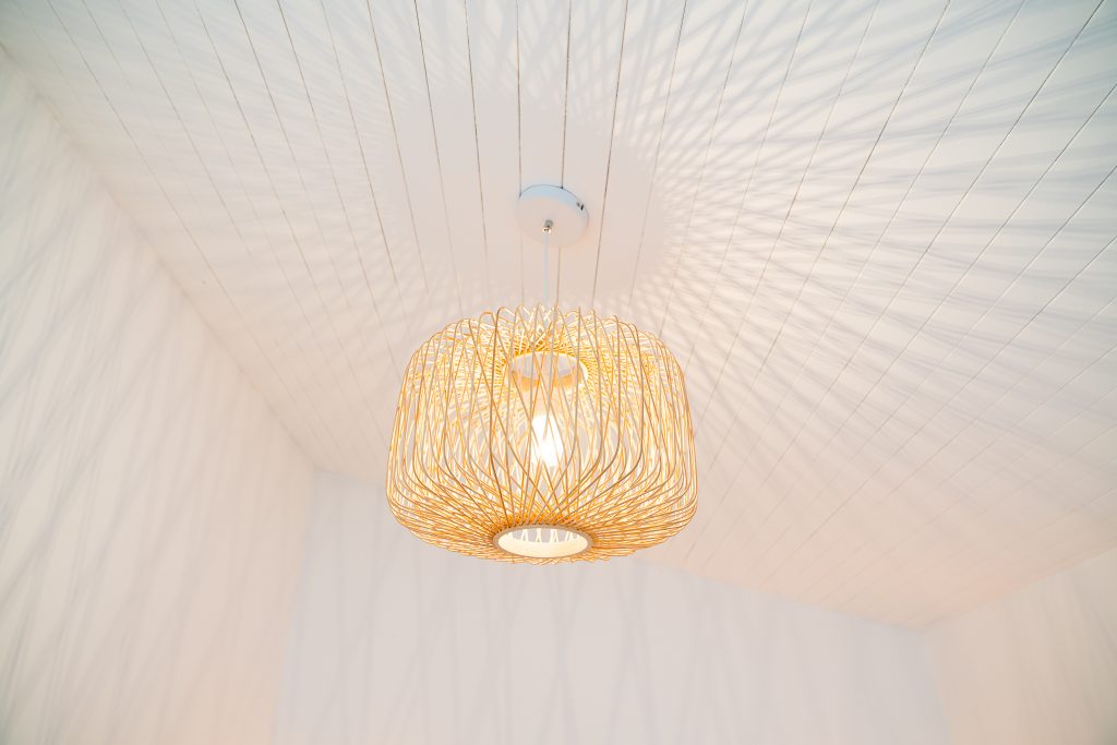 suspension en rotin jeu de lumière