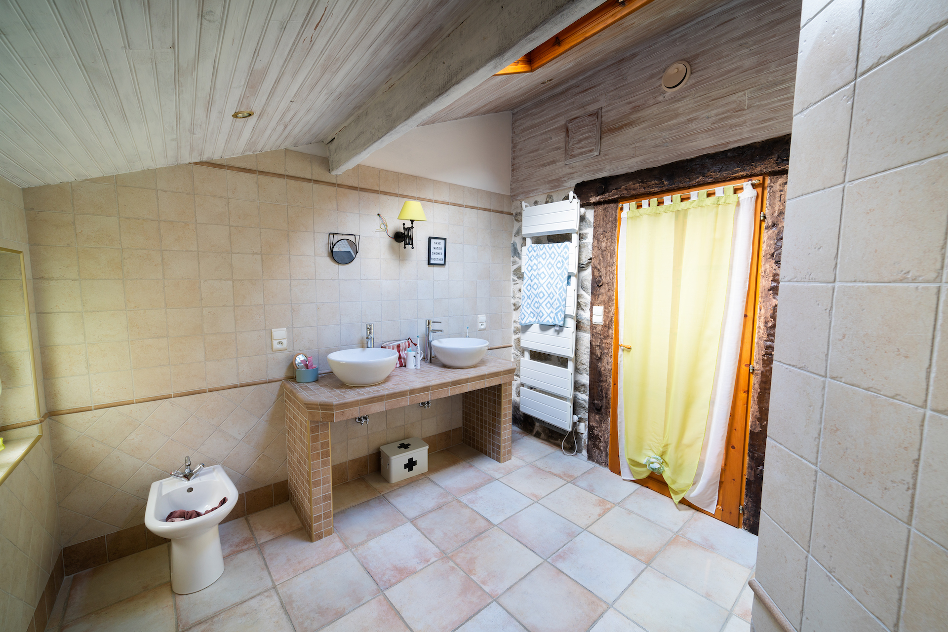 Salle de bain carrelage beige