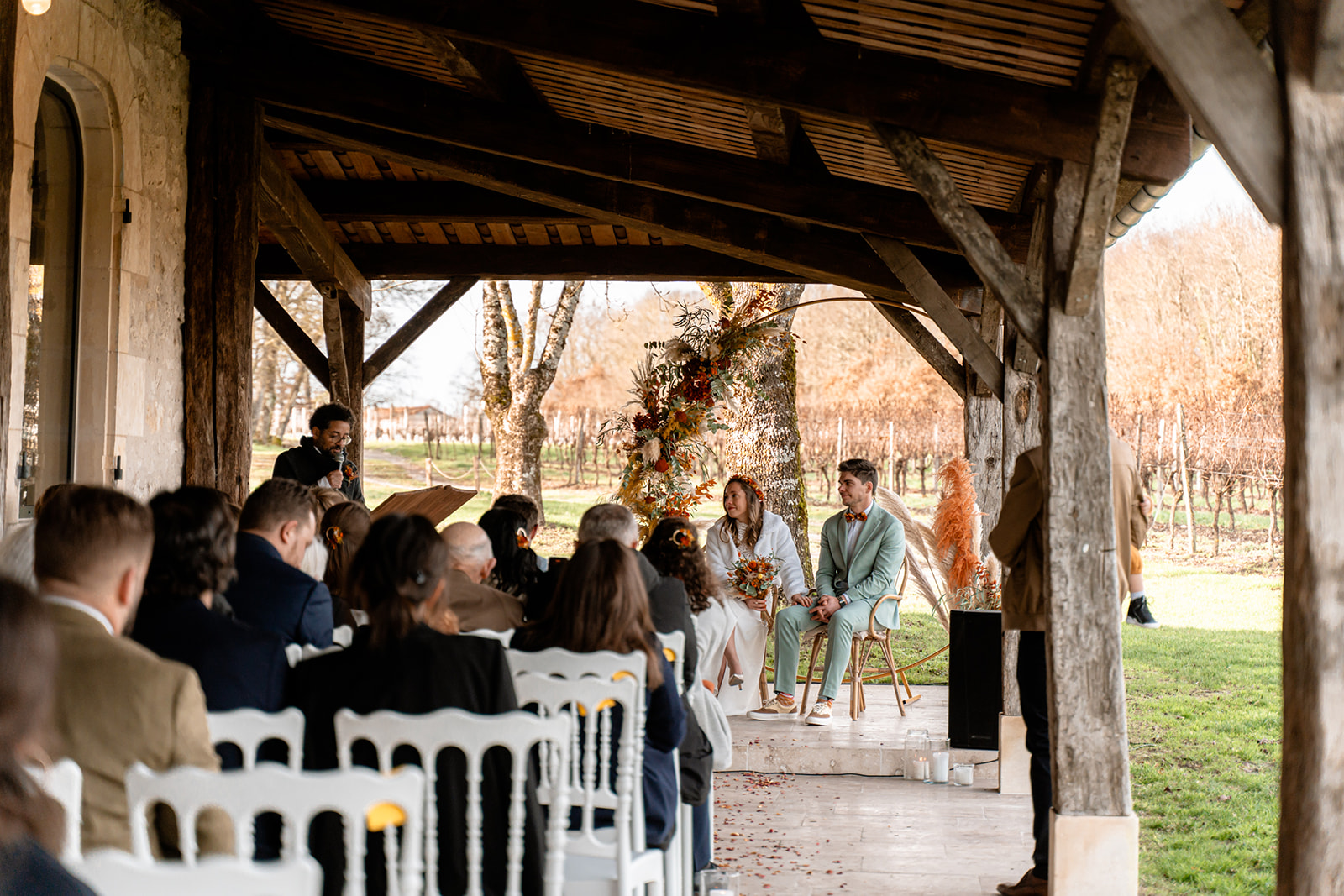 cérémonie laïque de mariage en extérieur sous un préau