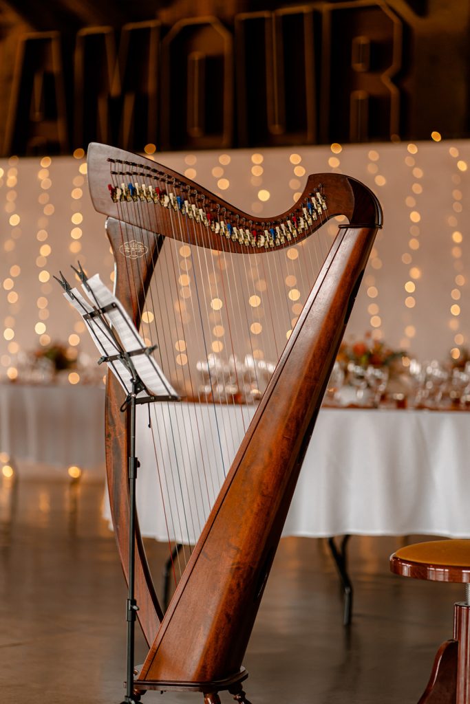 jouer de la harpe à un mariage