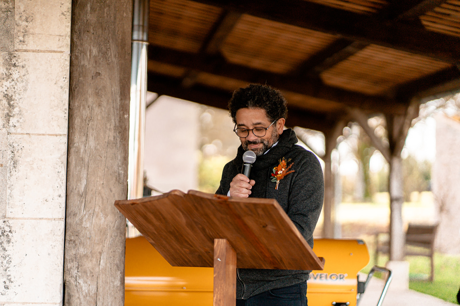 officiant cérémonie laïque pupitre bois