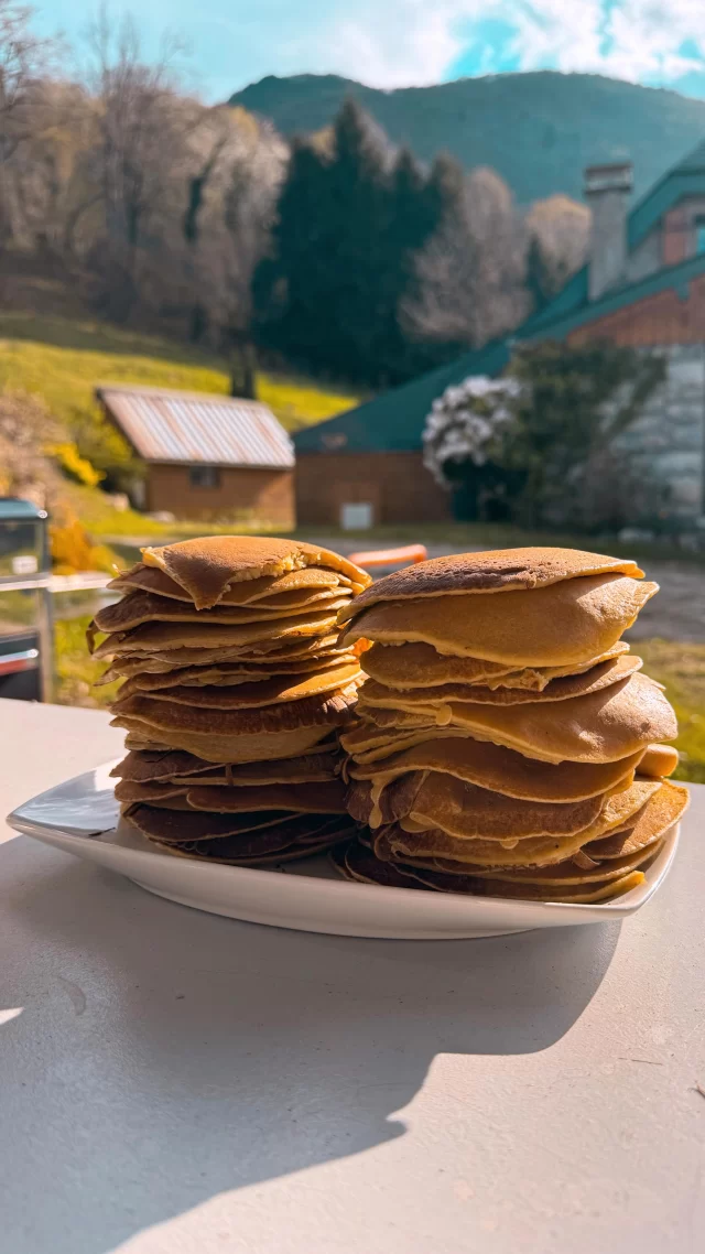 Recette pour 50 PANCAKES 🥞⤵️

🤗 Abonne toi @chloe_penderie pour d’autres recettes !

💛 Enregistre pour ne pas oublier l’astuce !

INGRÉDIENTS POUR 50 :
(tu divises si t’en veux moins !)
- 600g de farine (ici T110)
- 8 œufs
- 1L de boisson vegetale (ici riz coco)
- 1 sachet de poudre à lever
- option : vanille ou cannelle ou zeste d’agrumes

RECETTE :
1. Battre les œufs.
2. Rajouter le reste des ingrédients et mélanger bien.
3. Cuire les pancakes à la plancha pour plus de rapidité. 

💡 ASTUCE : les pancakes se congèlent super bien !!! Ce que j’adore faire c’est de les rechauffer au four avec du chocolat dessus qui va fondre et rajouter ensuite des fruits frais pour un dessert ultra gourmand prêt en un rien de temps. C’est aussi possible de les décongeler juste au grille pain.

Qui va tester la montagne de pancakes ce weekend ? 😋

-

#astucecuisine #recettefacilerapide #cuisiner #pancakes [idée recette hack cuisine facile rapide simple fait maison pancakes pancake astuces goûter astuce repas convivial]