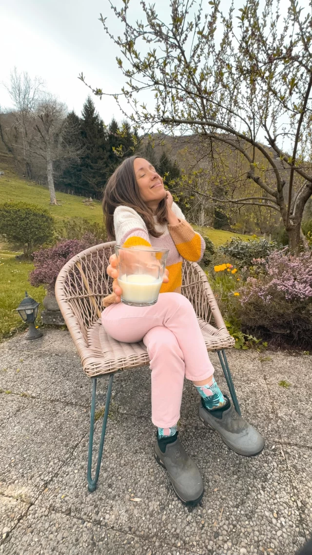 Répète après moi : « le lait maternel a bon goût » 🥛🙏

☑️ PARTAGE CETTE VIDÉO à quelqu’un qui en doute encore 💥

Après 4 ans d’allaitement je n’en peux plus de ce préjugé sur le lait maternel !!! Cela choque personne de boire le lait qui était à destination d’un petit veau mais alors celui de sa propre espèce c’est un sujet.

Comment les lobbys des produits laitiers qui nous ont bercé depuis notre tendre enfance ont ils reussi à nous retourner à ce point le cerveau ?

Le lait de vache = bon pour la croissance du veau 🐮 
Le lait maternel = bon pour la croissance du bébé 👶

Un adulte qui bois du lait de vache = normal ✔️
Un adulte qui goûte du lait maternel = erreur 404 ❌

Quand c’est écrit noir sur blanc, on se rend compte que c’est absurde pas vrai ? Et rassure toi, j’étais comme toi avant, j’ignorais cette évidence. Mais maintenant que je sais j’ai envie de crier à la terre entière « QUI VEUT GOÛTER MON LAIIIIT » 😂 (spoiler alert : stock ultra limité)

Dis-moi si tu as déjà eu le PRIVILÈGE de goûter du lait maternel ? Qu’en as tu pensé ?

-

💛 Ici @chloe_penderie, abonne toi pour suivre mes aventures de maman louve des Pyrénées.

#allaitement #allaiter #laitmaternel #mamanheureuse #mamanallaitante [famille maman heureuse allaitement maternel allaiter lait maternel tétée enfant allaité]