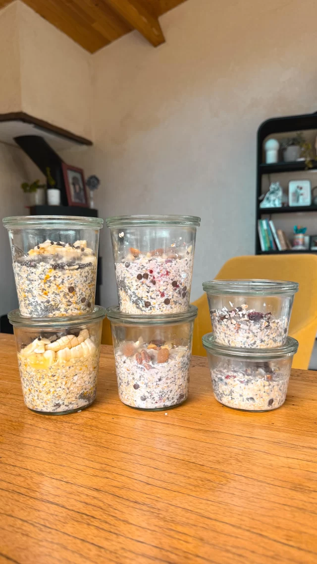 👇 Recette overnight porridge👇

💾 Enregistre ce post pour penser à la refaire !

C’est LA recette que je fais au moins toute les semaines ! Testée et approuvée par toute la famille au petit dej mais pas que. Même notre file de 14 mois l’adore (version sans sucre ni pépite). Chacun peut personnaliser selon ses goûts et envies. Et on varie en fonction des saisons et ce qu’on a en stock.

INGRÉDIENTS PAR PORTION 🥣 
- 5 cuillères à soupe de flocons d’avoine
- 2 cuillères à soupe de noix de coco râpée
- 2 cuillères à soupe de graine de chia
- 1 cuillère à soupe de pépites e chocolat
- de la boisson végétale (ici amande en poudre)
- optionnel : un sucrant (ici kôso et miel de pissenlit, possible de remplacer par sirop d’erable ou agave)
- des fruits (ici framboises du jardin congelées et bananes)
- des toppings à mettre au dernier moment (amandes effilées, noix, graines, purée d’oléagineux…)

RECETTE OVERNIGHT PORRIDGE :
1. Mélanger l’avoine, les graines de chia, le chocolat et la coco. Puis terminer par le sucrant.
2. Ajouter le lait jusqu’à tout recouvrir en mélanger bien, compléter si besoin il faut que le sec soit complètement immergé car il va gonglé dans la nuit.
3. Laisser gonfler la nuit au frigo (minimum 3-4h). 
4. Rajouter au dernier moment les toppings et les fruits (sauf si les fruits sont congelés il faut les mettre le jour de la préparation)

Qui va tester cette recette ? 😋
Et quel est ton programme ce mercredi ? 🧗📖

PS : moi aussi j’étais choquée d’apprendre cette dernière étude sur les salles d’escalade… N’hésite pas à la partager 💛

-

💛 Ici @chloe_penderie : abonne-toi pour suivre mes aventures de mama louve des Pyrénées

Source : https://pubs.acs.org/doi/10.1021/acsestair.5c00017

#cuisine #cuisinefacile #recettefacile #cuisineenfamille #cuisineenfant [recette facile petit déjeuner chocolat overnight porridge flocons avoine graines chia vegetarien vegan sans lactose cuisiner famille enfants]