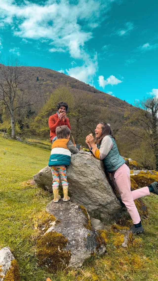 EN MAI, FAIS CE QU’IL TE PLAIT ! 🔥👇

💾 Enregistre ce post pour ne pas oublier cette idée de pique nique façon camping !

Les week-ends de ponts se suivent mais ne se ressemblent pas ! Pas besoin de partir bien loin pour passer du bon temps, j’en suis convaincue ! Bien sûr, on peur aussi aimer partir très loin mais je pense qu’il faut normaliser le quotidien. Car il y a plein d’extra dans l’ordinaire !

D’ailleurs pas besoin non plus de passer des heures en cuisine pour bien manger et avec « Mes Délisecs » de @vivienpaille (dispo aux rayons conserves) 🫘 après 5 minutes au réchaud c’était dejà prêt !

Avec les bonnes saveurs de lentilles aux poivrons grillés j’ai imaginé une mini recette parfaite pour les déjeuner en plein air !

WRAP LENTILLES (un jeu d’enfant) :
1️⃣ Réchauffer les lentilles à feu doux.
2️⃣ Pendant ce temps préparer le wrap avec une galette, des crudités et du fromage rapé.
3️⃣ Ajouter les lentilles et rouler le wrap.

Chacun peu garnir son wrap selon sa faim et ses envies, c’est idéal pour un repas sur le pouce en famille.

Qui veut goûter ?

Bon appétit 😋 (avec la voix de mon fils comme à la fin de la vidéo c’est trop chou !)

-

𝘗𝘰𝘶𝘳 𝘷𝘰𝘵𝘳𝘦 𝘴𝘢𝘯𝘵𝘦́, 𝘮𝘢𝘯𝘨𝘦𝘻 𝘢𝘶 𝘮𝘰𝘪𝘯𝘴 𝘤𝘪𝘯𝘲 𝘧𝘳𝘶𝘪𝘵𝘴 𝘦𝘵 𝘭𝘦́𝘨𝘶𝘮𝘦𝘴 𝘱𝘢𝘳 𝘫𝘰𝘶𝘳. 𝘸𝘸𝘸.𝘮𝘢𝘯𝘨𝘦𝘳𝘣𝘰𝘶𝘨𝘦𝘳.𝘧𝘳

#recettevegetarienne #astucecuisine #recettefacilerapide #cuisiner [idée recette hack cuisine facile rapide simple fait maison wrap végétarienne conserves lentilles astuce  repas convivial idée piue nique réchaud famille]